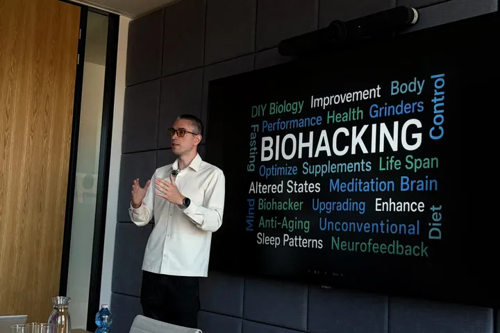 Bojan Matić leading a biohacking workshop
